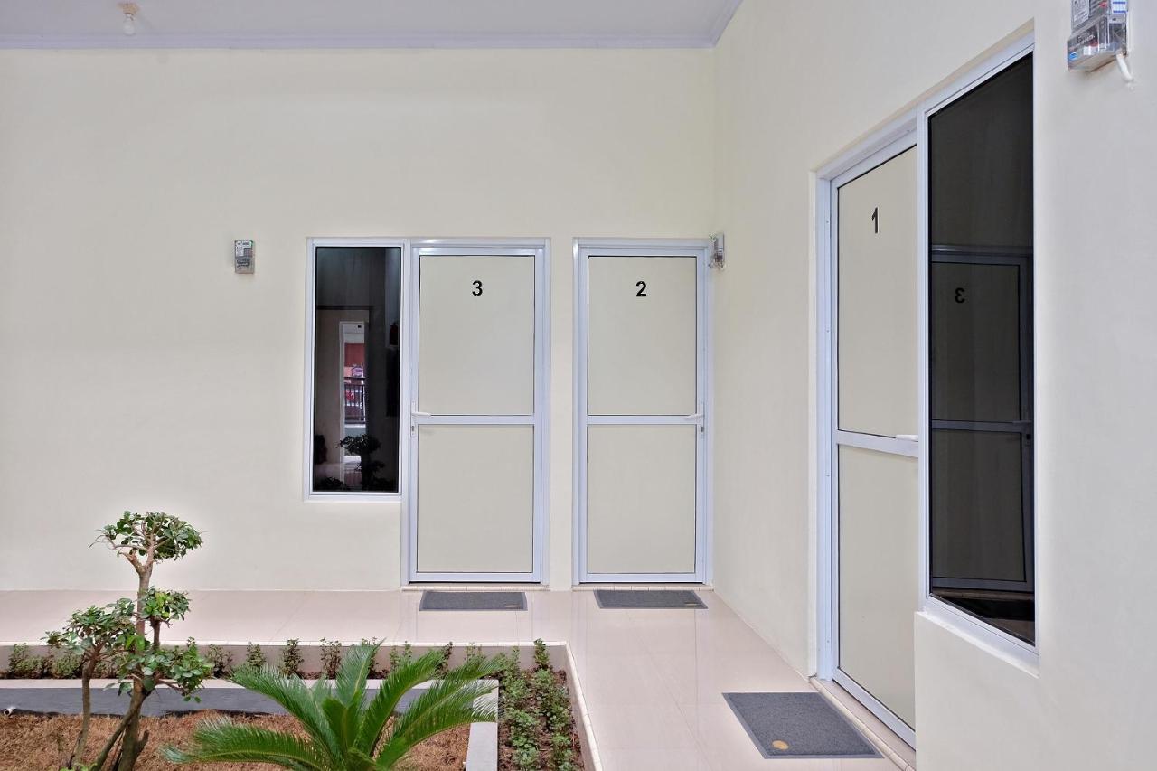 Homestay Danesti Syariah Near Bandara Sultan Hasanuddin Макасар Екстериор снимка